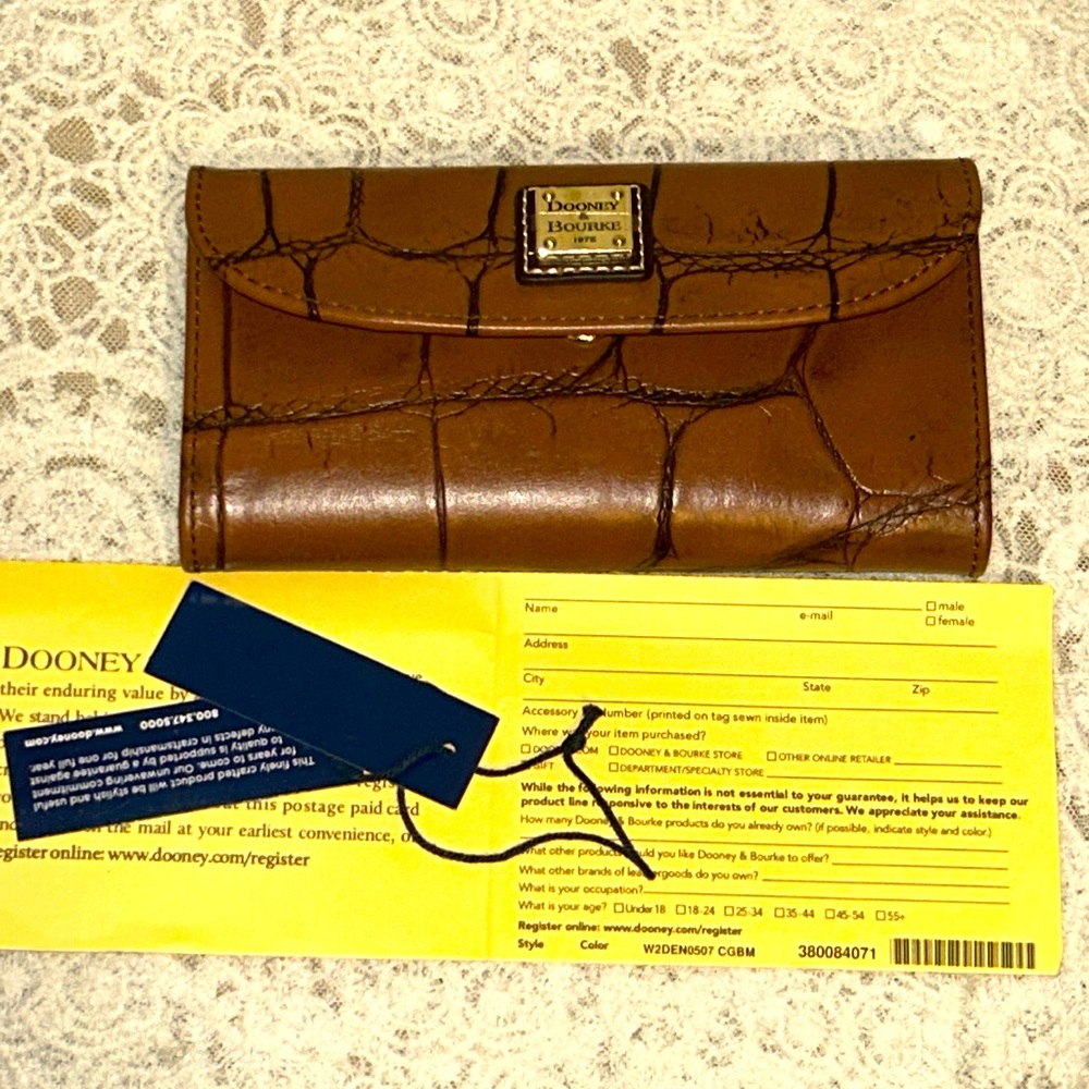 Gorgeous Dooney & Bourke Wallet - Picture 3 of 8